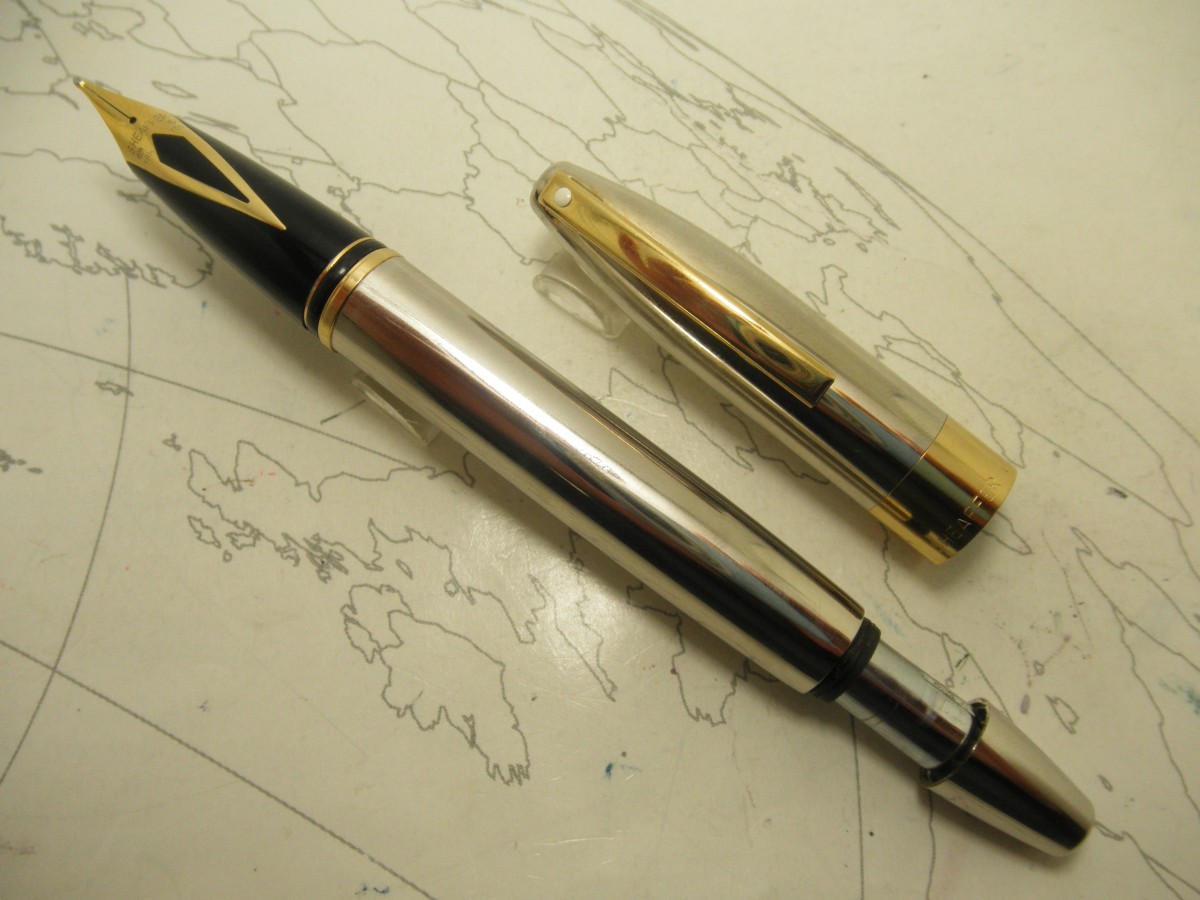 Sheaffer Legacy Heritage Gold PVD Chevron Fountain pen - Vulpen / Fountain  pen